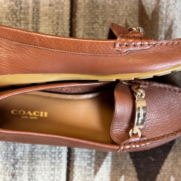 Coach Olive Loafer Flats, Tan Pebbled Leather, Gold Chain Hardware, Size 6B - Picture 2 of 8